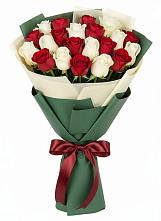 Букет Микс из красных и белых роз в Чульман