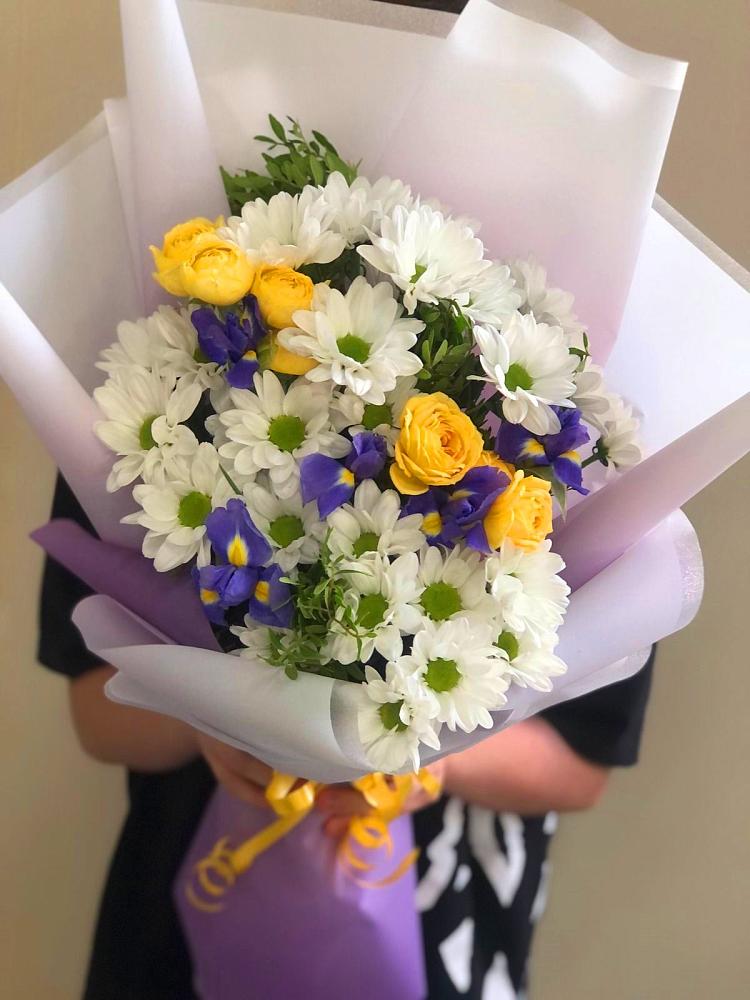 Букет цветов из: Ирисы, Хризантемы и Розы в Чульман