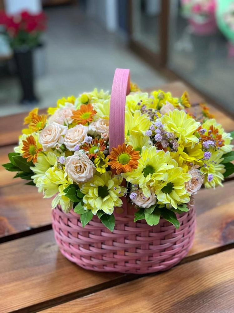 Цветочная композиция из Хризантемы и Розы в корзине в Чульман