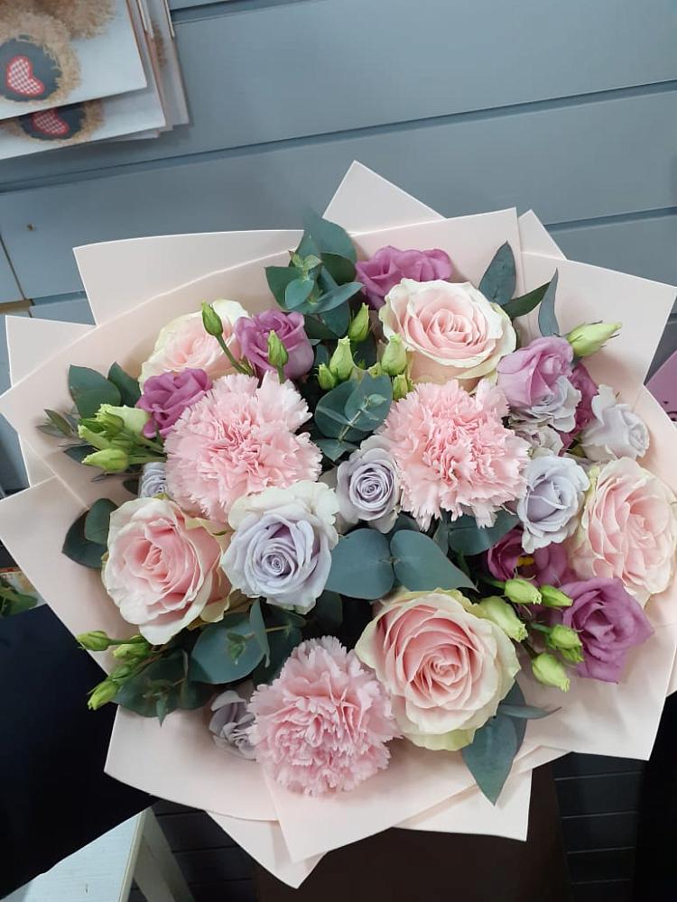 Букет цветов из: Розы, Гвоздики и Лизиантусы в Чульман